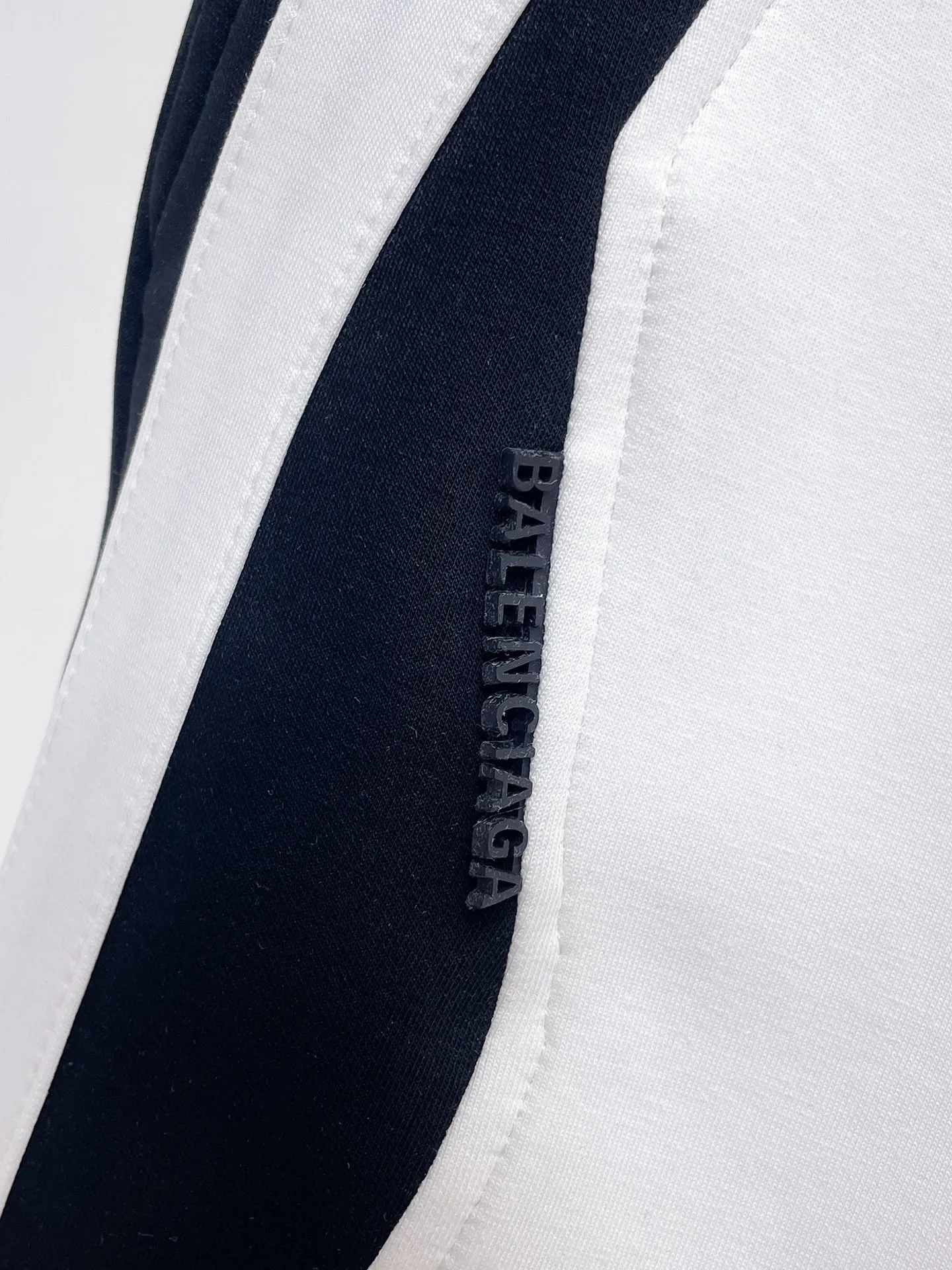 Balenciaga's three-standard complete 2026 summer New Arrival men's casual shorts, advanced custom-made Breathable fabric, Breathable fabric, extremely stretchy and comfortable, impeccable details, top-grade accessories, original logo design concept, delicate and soft feel! The upper body fit is awesome! Size: M-XXXL Please state your height and weight when ordering
